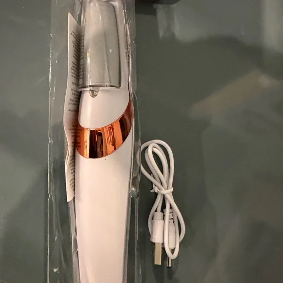 Rechargeable Pedicure Device with LED Light with Fine and Coarse Heads! - Picture 4 of 7